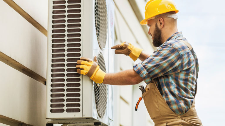 Entretenir sa pompe à chaleur avec un technicien Eco Solutions